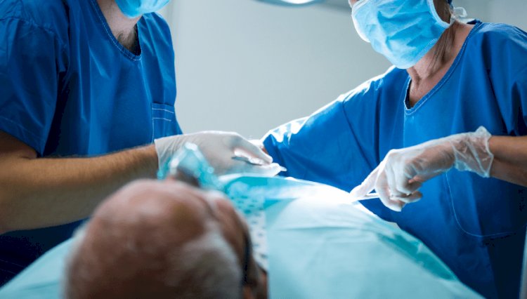 Idoso será ressarcido após plano negar custeio de cirurgia robótica .